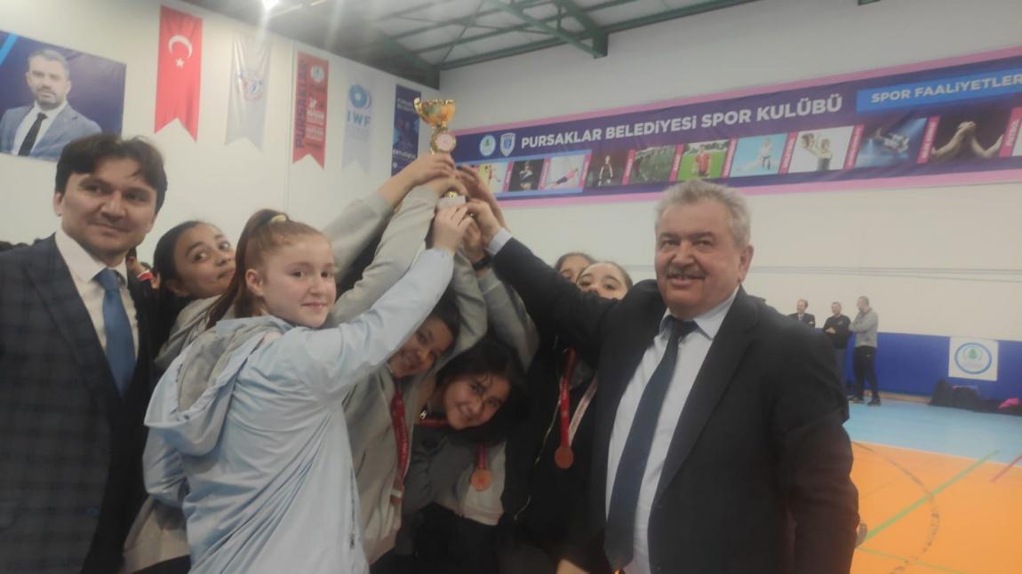 Altınova'nın Altın Kızları Ödülüne Kavuştu